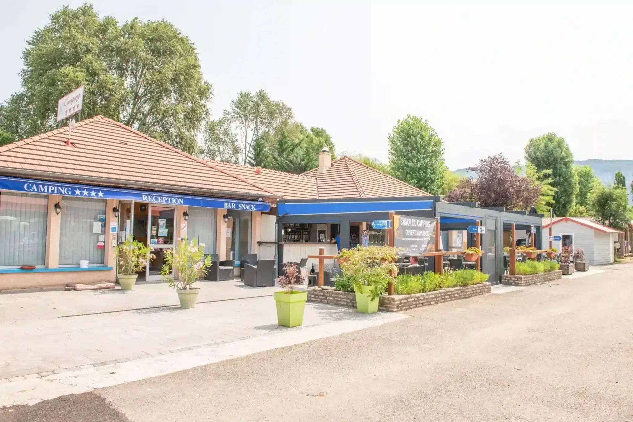 Camping mit Bar und Rezeption an sonnigen Tagen.
